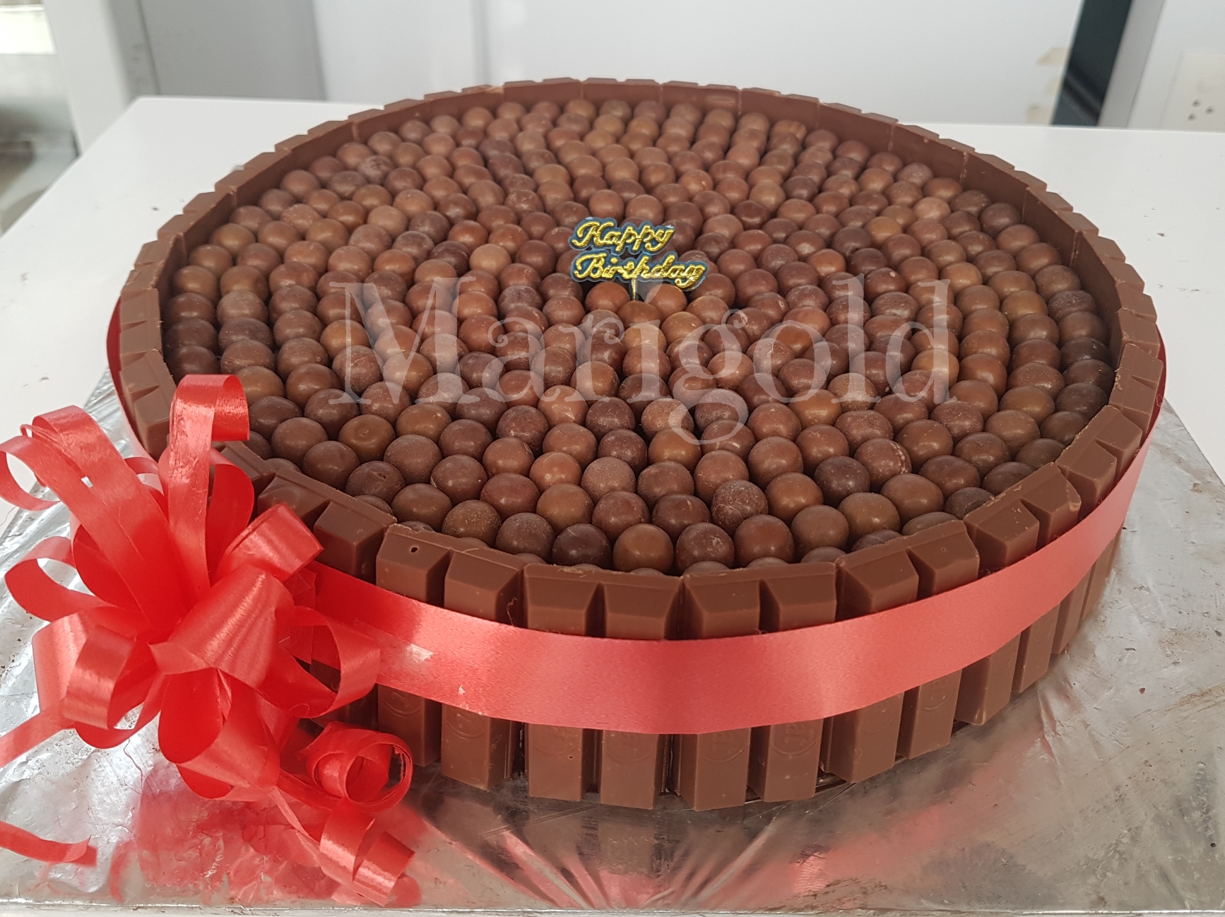 Kit Kat Choco Ball Cake